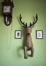 Papercraft de cerf sortant du mur en 3D