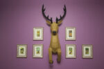 Papercraft de cerf sortant du mur en 3D