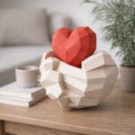 Papercraft mains tenant un cœur en origami