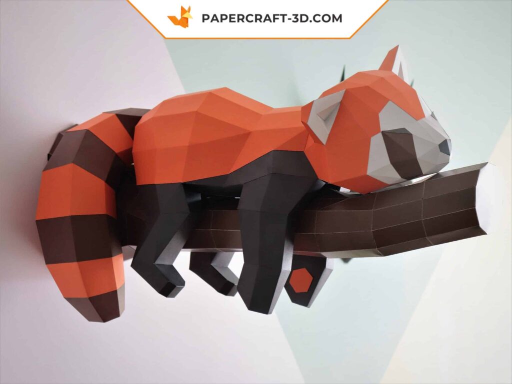 Papercraft panda roux mural sur sa branche en 3D