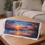 Coucher de soleil sur la plage et lanternes - Toile roulée