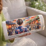 Femme en Yukata dans une Rue animée - Toile roulée