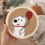 Punch Needle Chien blanc et ballon