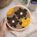 Punch Needle Fleurs jaunes et brunes